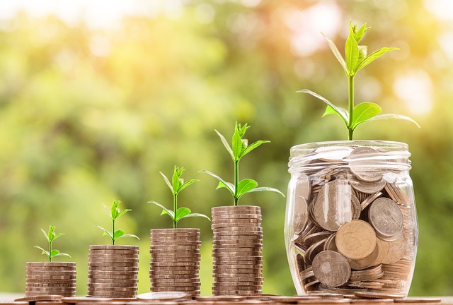 Moedas representando os juros do financiamento de um imóvel