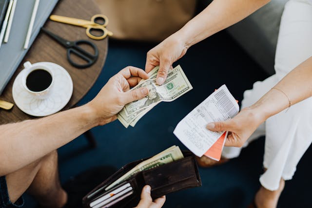 O dólar comercial e de turismo influenciam a economia de maneiras diferentes