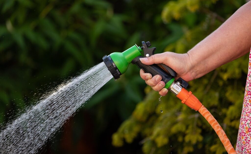 Evite lavar a calçada com mangueira para reduzir o consumo de água