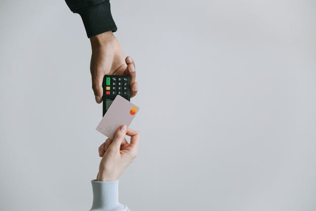 Gastar no cartão de crédito sem planejamento não é um bom hábito financeiro e prejudica a sua vida financeira e seus objetivos a longo prazo