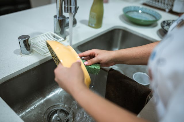 lave a louça de forma eficiente para economizar na conta de água