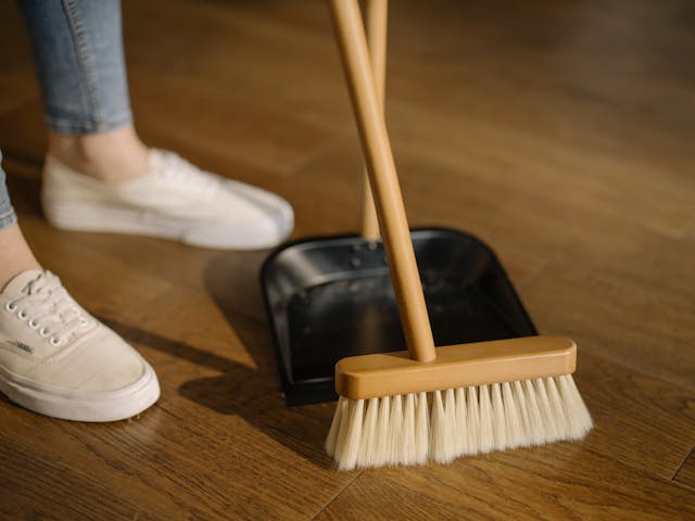 limpar a seco antes de usar água te ajudará a reduzir o consumo de água