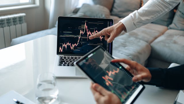O que influencia a variação do dólar